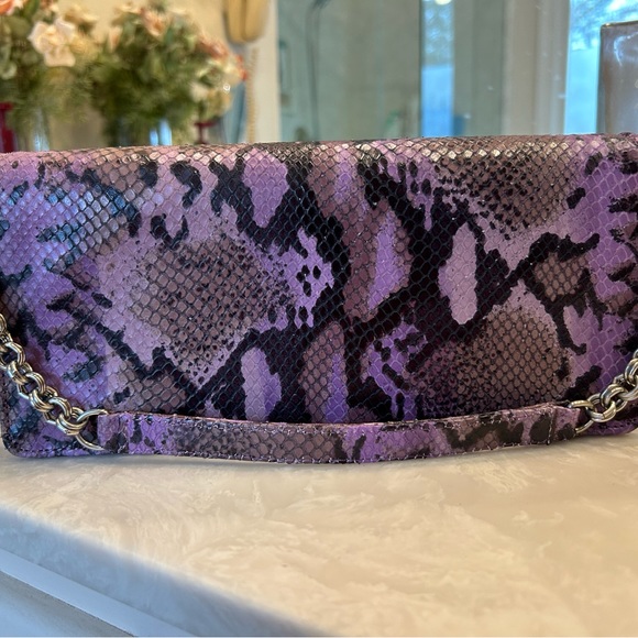 Purple snakeskin purse with short shoulder strap, chain detail. Magnet closure. - Picture 2 of 16